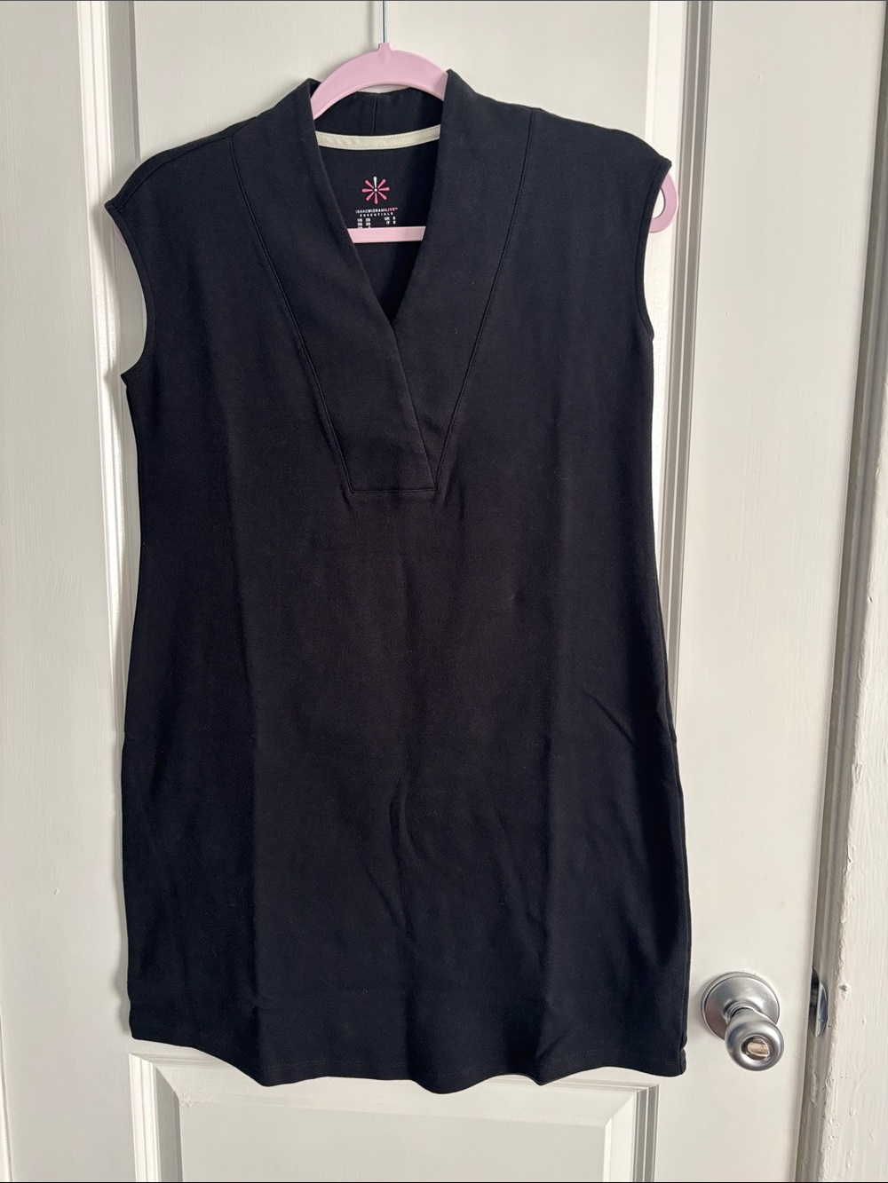 Isaac Mizrahi Black Sleeveless V-Neck Shift Dress